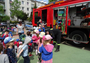 dzieci zwiedzają wnętrze wozu strażackiego